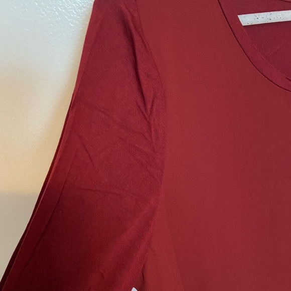 EUC burgundy sweater, light fabric, back and sleeves in a jersey fabric. - Picture 2 of 8